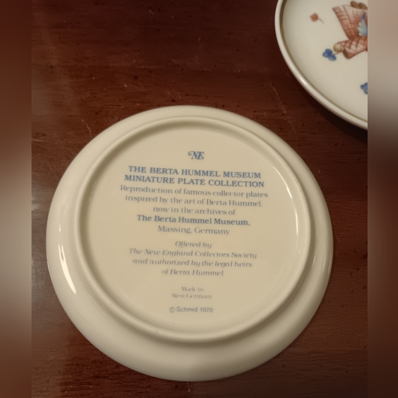 Lot of 2, 1978 Berta Hummel Museum Miniature Plate Collection 4" - Picture 5 of 6